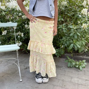 Drömmig lowwaist långkjol😍💖 - Sååå fin gul drömmig långkjol🥰👏🏻 Modell 167😁 Storlek m