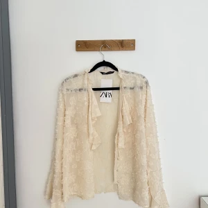 Blus Zara - Superfin blus från Zara i Matilda Djerf stil! Aldrig använd.