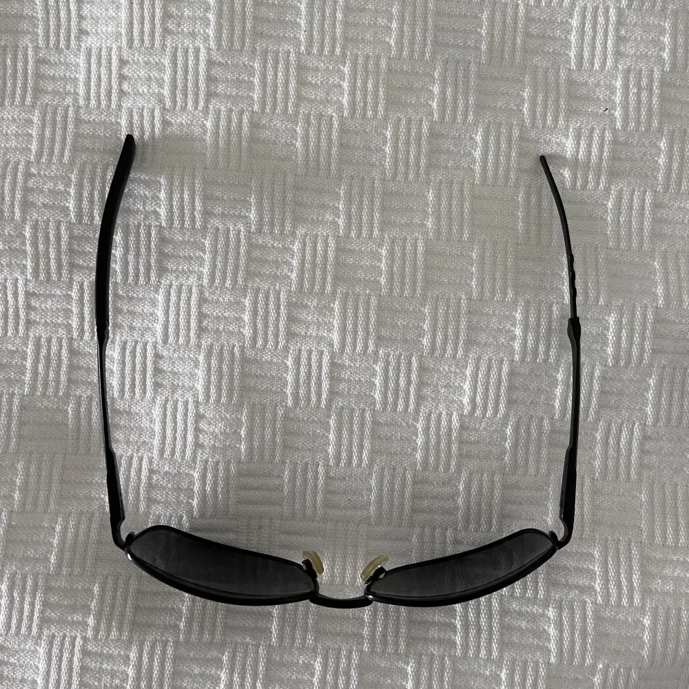 Ett par coola 90s vintage solglasögon 🖤Lite dad vibes med tunn båge och fyrkantiga glas 😎 Ena bågen har tappat lite plast, med det påverkar inte användandet alls! Annars hela och fräscha! . Accessoarer.