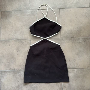 Zara Klänning - Säljer denna coola zara klänning med cut outs! Såå snygg, tyvärr är den för liten för mig. Storlek xs, aldrig använd! 