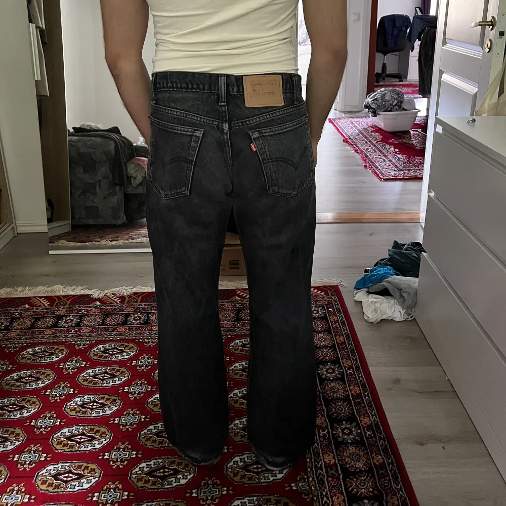 Levis jeans 506 i svart som blivit lite ljusare i färgen, hål mellan benen (se bild 3)! Storlek 34x32 men uppsydda i benen så längden är mer en 30. Jeans & Byxor.