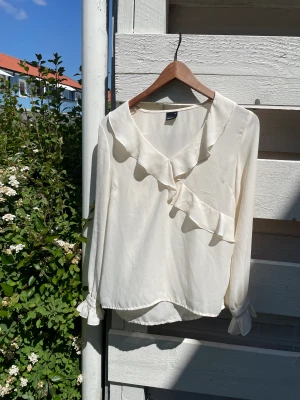 Vit blus  - Vit blus från gina, Inte använd mycket och har tyvärr blivit för liten för mig