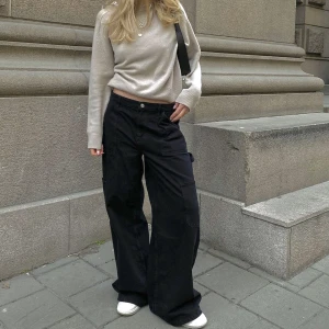 Svarta Cargo jeans  - Oversized och vida ben. Köpta för 539, endast använda en gång.