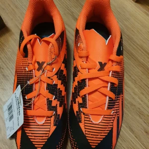 Adidas Messi fotbollskor 35 - Helt nya fotbollskor strl 35.  Adidas Messi för konstgräs