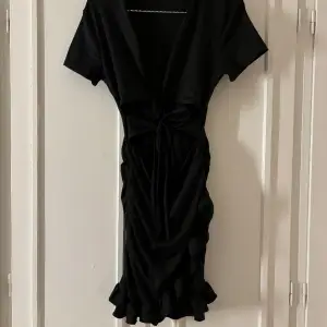 Säljer denna klänning med fina detaljer💕