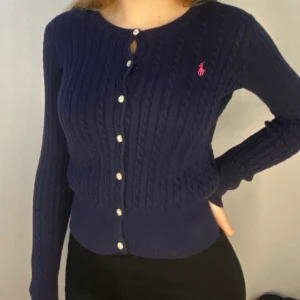 Raulph lauren kofta  - !!Pris går att diskuteras!! Säljer min kofta eftersom att den inte används längre. Storleken passar Xs lätt. Nu pris 1500 i butik