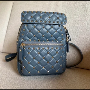 Mini ryggsäck  - Äkta läder mini ryggsäck valentino rockstud inspirerad. Nypris 800kr äkta läder 