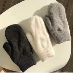 Söta och varma vantar - Dubbelfodrade🥰 Endast grå och ett par vita finns kvar!! Först till kvarn - 110kr för ett par 