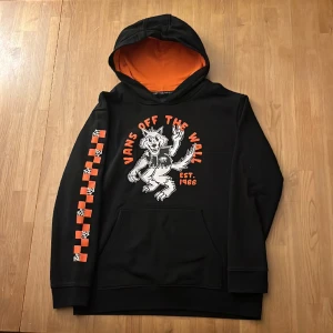 Vans tjocktröja (för barn) - Tjocktröjans storlek är S, passar mellan 11-12 åringar och kanske äldre. Vans tjocktröja är inte skadad, alltså inga håll eller annat. Kan ej visa den på mig av att den är för små för mig.