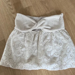 Vit topp  - Jätte fin vit topp i storlek XS men passar mig någorlunda som har S. Denna är från shein har har inga defekter❤️