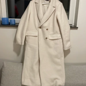 Kappa Gina tricot  - Slut såld, lång kappa från Gina tricot Har inte kommit till användning då den är lite för stor för mig, är därför så gott som ny! Tjockt och rejält material i cremevit färg❤️‍🔥sjukt snygg, perfekt till vintern, nypris 1000