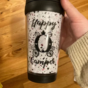 Termos - Termos med texten happy camper på ☺️  Har ”dekorerat” den själv :)  Obs! Tål ej diskmaskin 