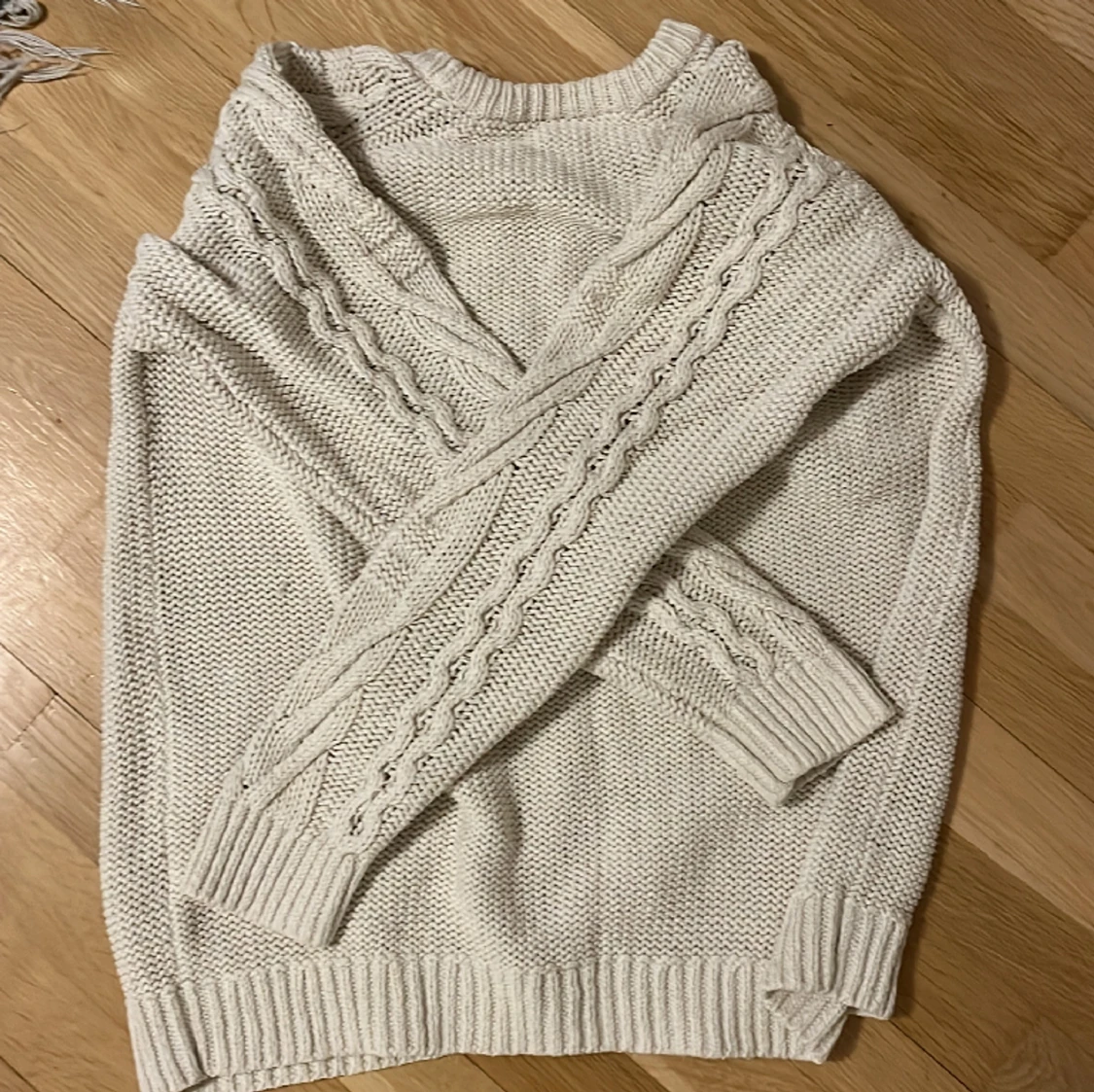 Kabelstickad sweater  - 90