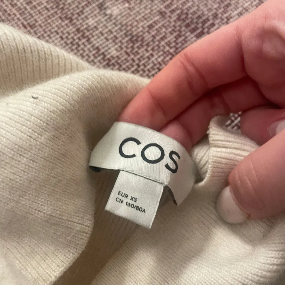 säljer denna jättefina tröjan från COS. sitter super bra och nästan helt oanvänd och jättebra skick. originalpris:1100kr färg: cream . Stickat.