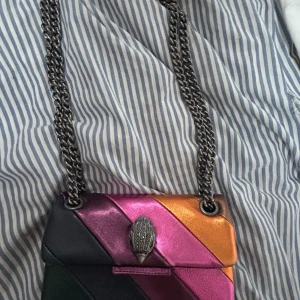 Kurt geiger väska - Säljer min Kurt väska. Sen kommer inte så mycket till andvändning. Lite sliten därför lägre pris.