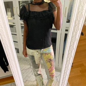 Svart volang blus  - Står ingen storlek eller lapp men sitter som en xs-s💛