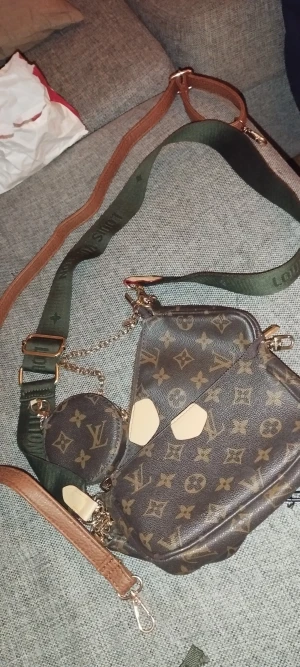 Louis Vuitton väska  - I fint skick. Ingår 2 remar. Givetvis äkta. 