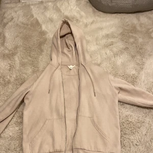 Zip up hoodie! - Beige zip up! Aldrig användr pgr av att färgen inte passar mig.
