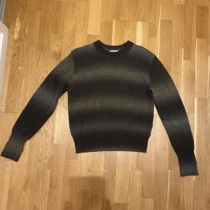 Hope stickad tone tröja - Fint skick!  Längd: 58 cm Bredd: 50 cm Armlängd: 68 cm