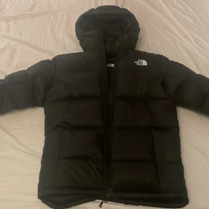 The north face Diablo Hooded jacka herr storlek M - Säljer en The North face jacka herr storlek M, tänkte köpa en ny. Har kvitto digitalt, original pris 3 899kr. Varm och fungerar bra som vardaglig vinterjacka. Har endast använts 1 vinter. Priset kan diskuteras vid snabb affär.
