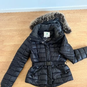 BOOMERANG Jacka - Svart Boomerang down jacket storlek S. Pälsen på luvan går att ta bort