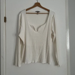 Topp - En topp jag köpt på Afound, märke är H&M. Har extratyg vid bysten så man kan ha den utan BH. Endast testad! Strl XXL. 