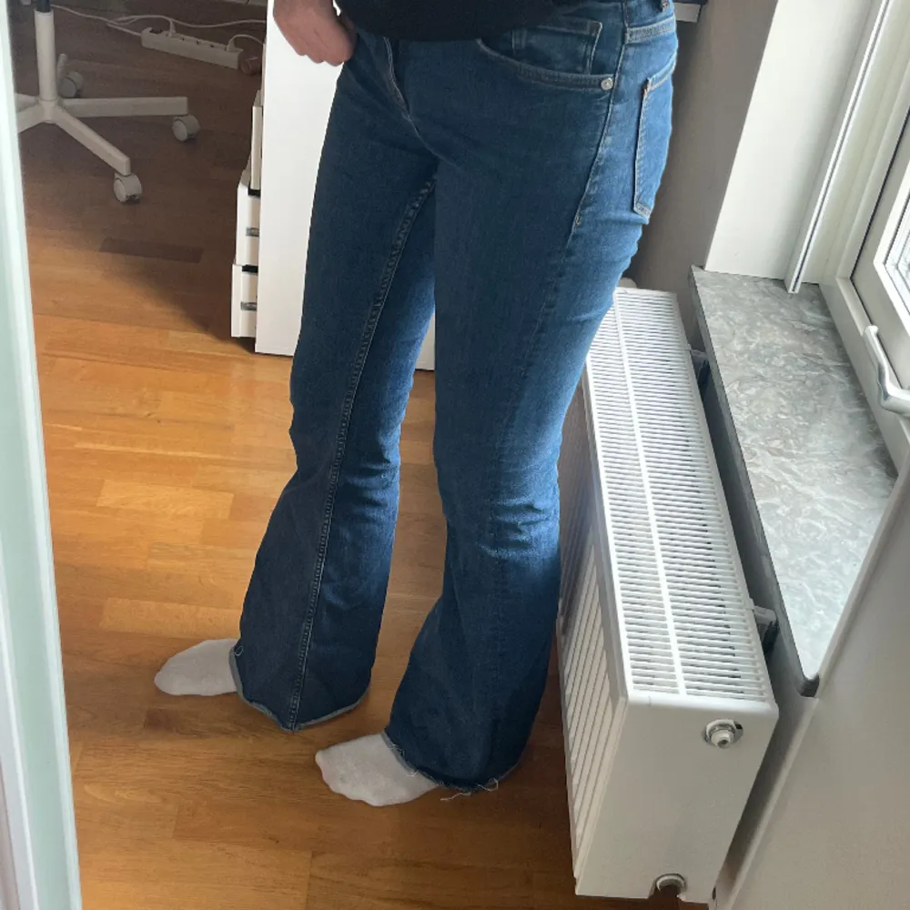 Snygga trendiga flare jeans från mango! De har lite stretch i sig och är ganska små i storleken skulle säga att det passar 34/36! Men jätte bra passform! Inga defekter eller tecken på användning❤️. Jeans & Byxor.