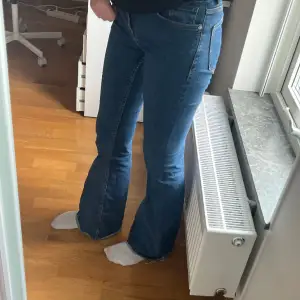 Snygga trendiga flare jeans från mango! De har lite stretch i sig och är ganska små i storleken skulle säga att det passar 34/36! Men jätte bra passform! Inga defekter eller tecken på användning❤️
