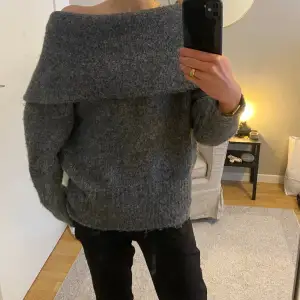 Mörkgrå offshoulder tröja, i befintligt skick! Supermjuk och sticks inte!🖤