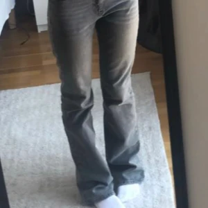 Bootcut jeans  - Hej, säljer mina Gina Tricot bootcut jeans då jag har ett par andra liknande💞Nypris är ca 600!!