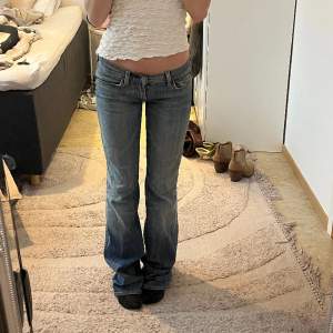 Lågmidjade jeans från 7 for all mankind💕 så fina men för långa på mig! Midjemått: 76cm Innerbenslängd: 84cm 