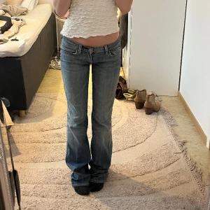 7 for all mankind jeans  - Lågmidjade jeans från 7 for all mankind💕 så fina men för långa på mig! Midjemått: 76cm Innerbenslängd: 84cm 