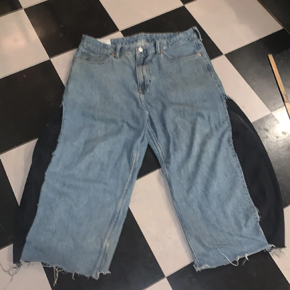 Storlek 36 i midian och ungefär 85 cm långa. Jeans & Byxor.