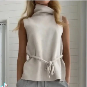 Topp - Jätte fin topp som inte kommer till användning💞💞💞först bilden är lånad och färgen på toppen är grå som på dem två sista bilderna