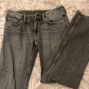 Arrow byxor från weekday - säljer mina byxor från weekday för de e för små, har aldrig använts och är i bra skick. köpte för 500kr de är lowwaist och straight 