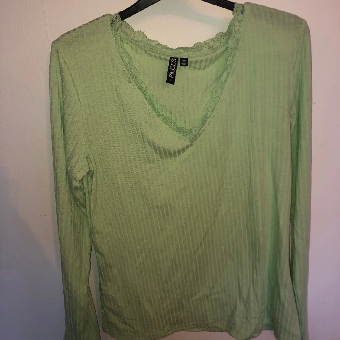 Ljus grön långarmad tröja i stl L