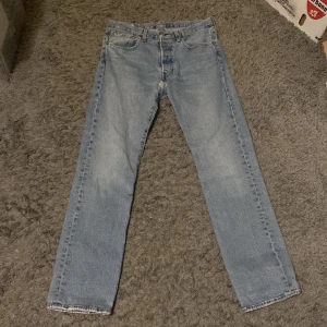 Levi’s 501  - Säljer ett par klassiska levis 501 i storlek 32, i fint skick förutom ett litet hål vid höger bakficka (se bild) och de är lite lagade i skrevet (inget som märks när man har de på sig dock) om du undrar något, tveka inte på att skicka ett meddelande! 