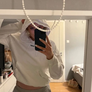 Hoodie - En fin hoodie, vit och oanvänd. 