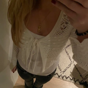 Vit kofta - Jättesöt vit kofta från zara som är lika fin knuten som öppen🤍🤍