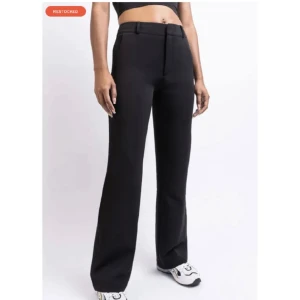 Kostymbyxor - Svarta midwaist kostymbyxor från madlady i modellen Nova, använda 2-3 gånger, frakt ingår i priset🤍passar mig som brukar ha xs/s, nypris 599