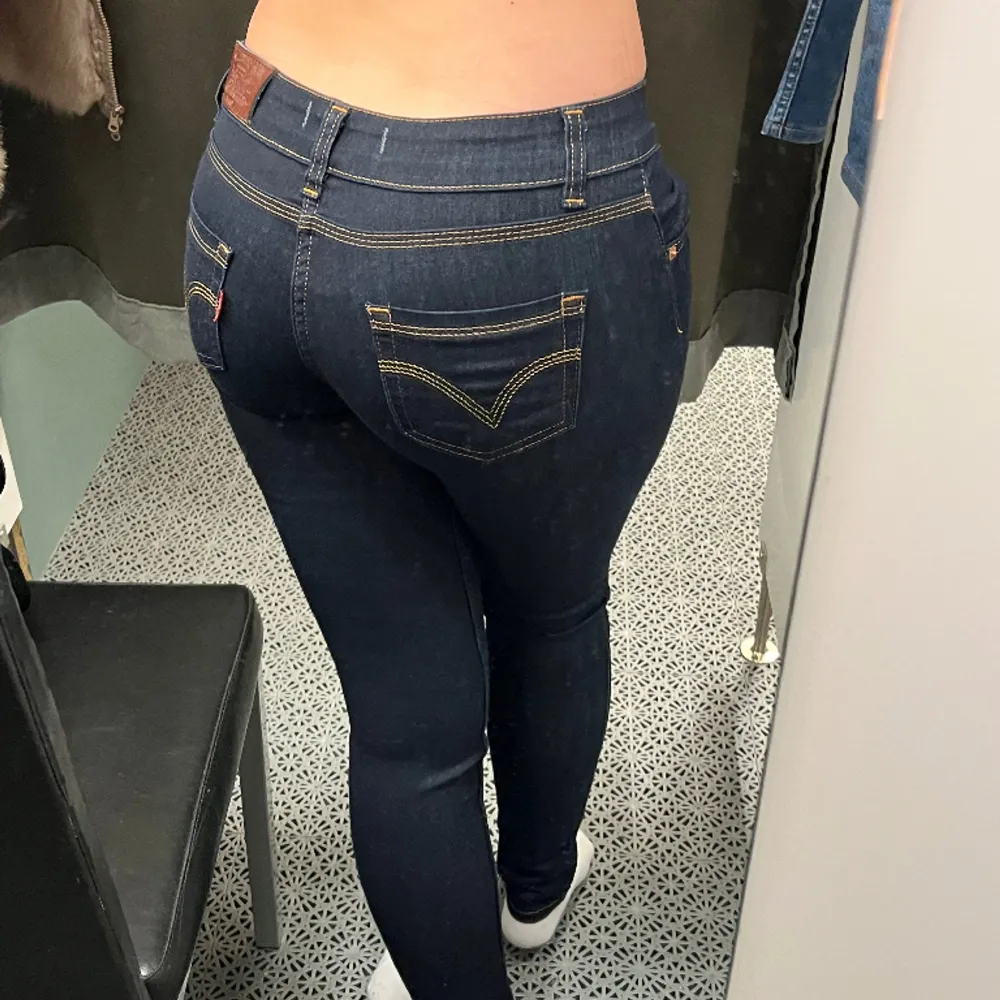 As snygga lågmidjade jeans sitter fint på mig men för små, älskar färgen på dom ser helt oanvända ut inte använt dom själv mer än att testa dom🎀. Jeans & Byxor.