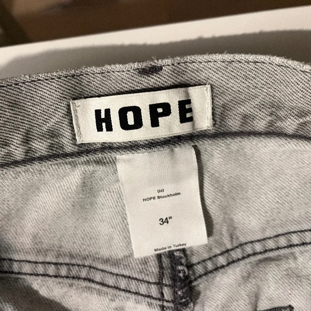 Hope rush i stolek 34. Inköpta för 1600kr.. Jeans & Byxor.