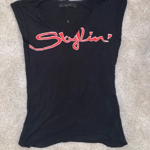 Vero Moda 2000s topp - Säljer denna eftersom jag knappt använder den, har inga defekter💕 Skriv för fler bilder💓 ‼️Köparen står för frakt‼️