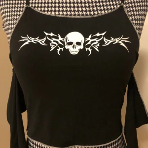 cool dödskalle topp - jättesnygg dödskalle croptop från Shein i mjukt material med tillsydda ärmar vilket ger en ascool look 🖤 kontakta gärna vid frågor eller fler bilder <3