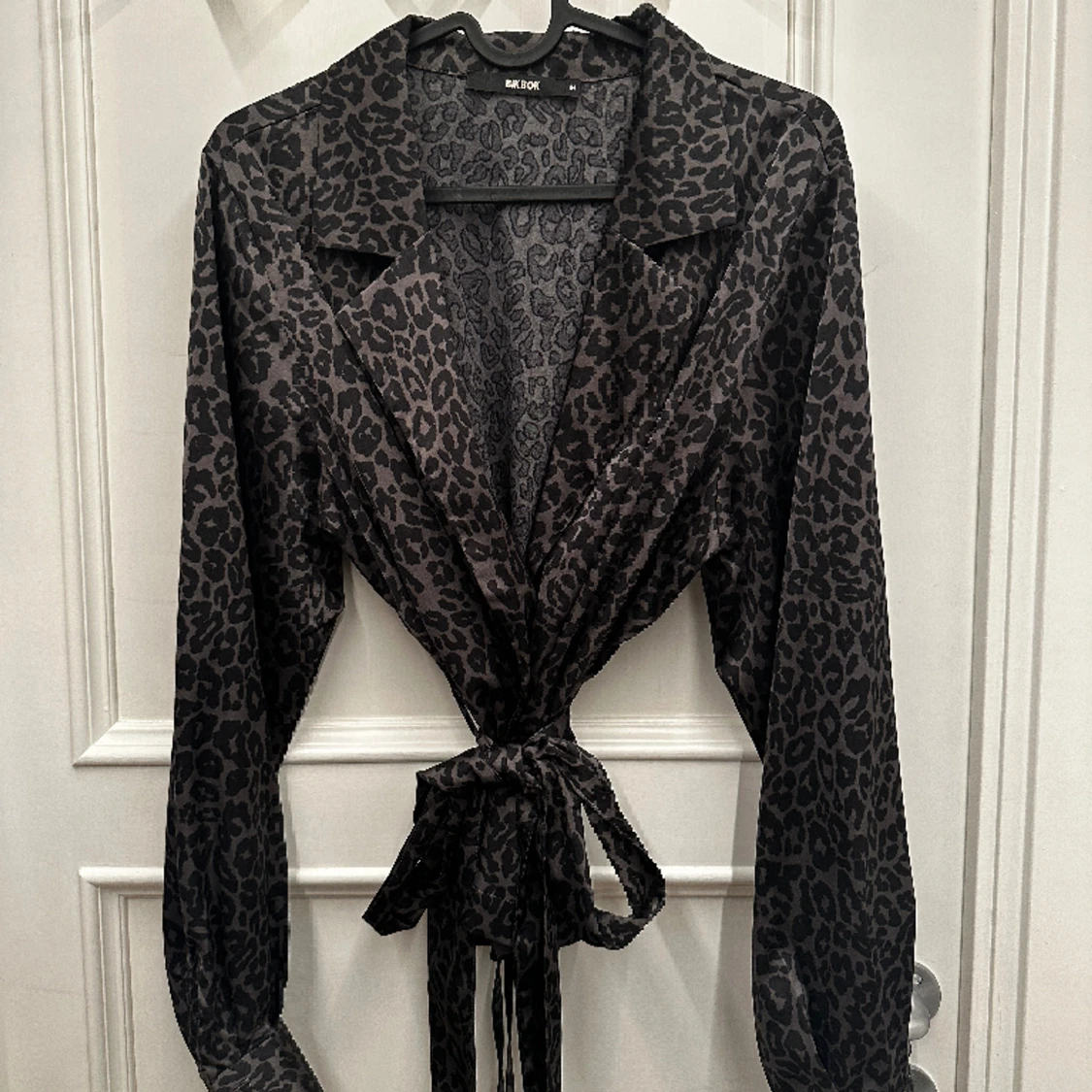 Leopardmönstrad blus med knytning