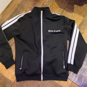 Palm angels tracksuit  - Säljer min helt nya oanvända dress pågrund av fel storlek och ingen användning. Pris kan diskuteras 