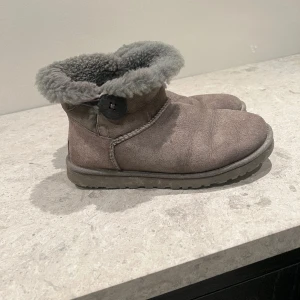 Ugg bailey button - Storlek 38  Gråa 