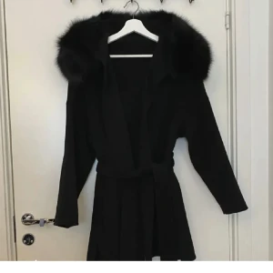 Kappa med päls - Säljer min fina kappa med päls då jag tröttnat på den och vill köpa en annan modell. Kappan är i bra skick. Var inte rädda att ställa på frågor!