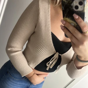 Stickad bolero  - Super fin stickad bolero som passar perfekt över vilken topp som helst! Självklart nytvättad och i nyskick när du köper❤️‍🔥