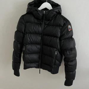 Parajumper jacka  -  fint skick! Köpt här på plick , förra ägaren köpte jackan ny från johnells för 6000kr , säljer pga att jag inte får användning av den då jag köpt en annan , Storlek M men sitter som xs (passar på mig som har xs /s i vanliga fall) 